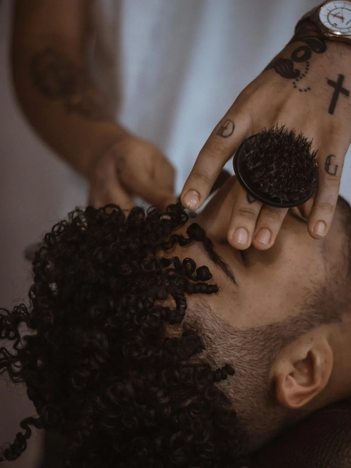 Corte masculino e serviço de barba na barbearia do Studio T Black, em São José dos Campos