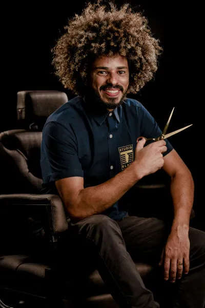 Tiago Black, fundador do Studio T Black, especialista em cabelos cacheados e crespos em São José dos Campos